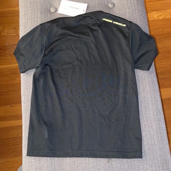 Under Armour boy’s shirt size 5 - Picture 2 of 7